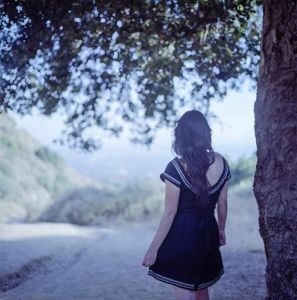 女人独处的唯美图片_夕阳下长发美女散步，背影忧伤又安静