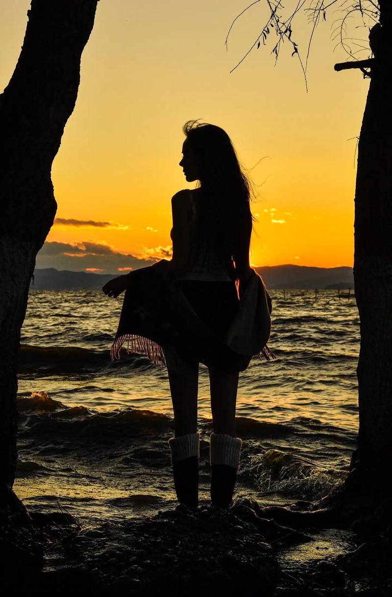 一个人孤独夕阳背影女_晚霞孤影，女孩心事重重