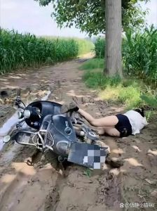 骑电瓶车摔跤的图片搞笑图片_电动车摔跤图太逗了，笑死个人！