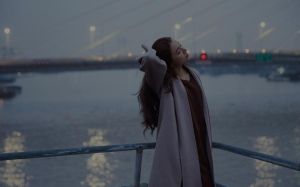 女人意境唯美浪漫图片_窗边女孩捧茶看阳光，画面宁静美好