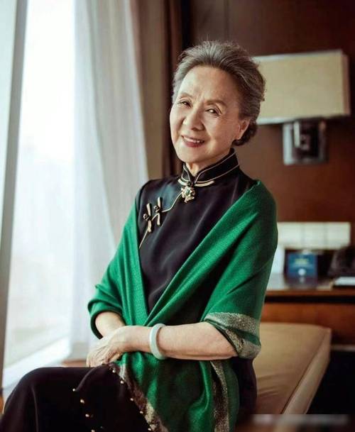 优雅老年女士图片_气质优雅七十老奶奶笑容温暖