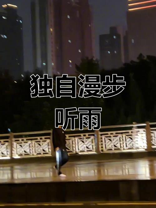 一个人散步图片_独行小径，绿荫下享受宁静时光