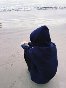 一个人背影_夕阳下孤独身影，忧愁特立独行