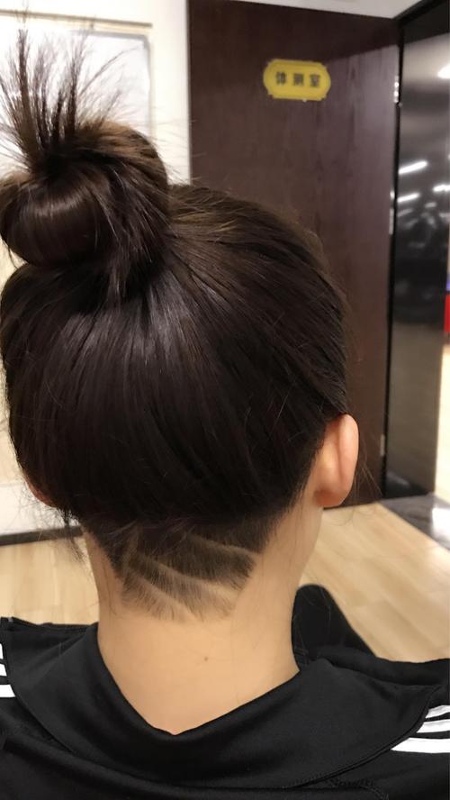 女生阴阳头图片_阴阳头发型很时髦，十二种唇型图帮你了解自己