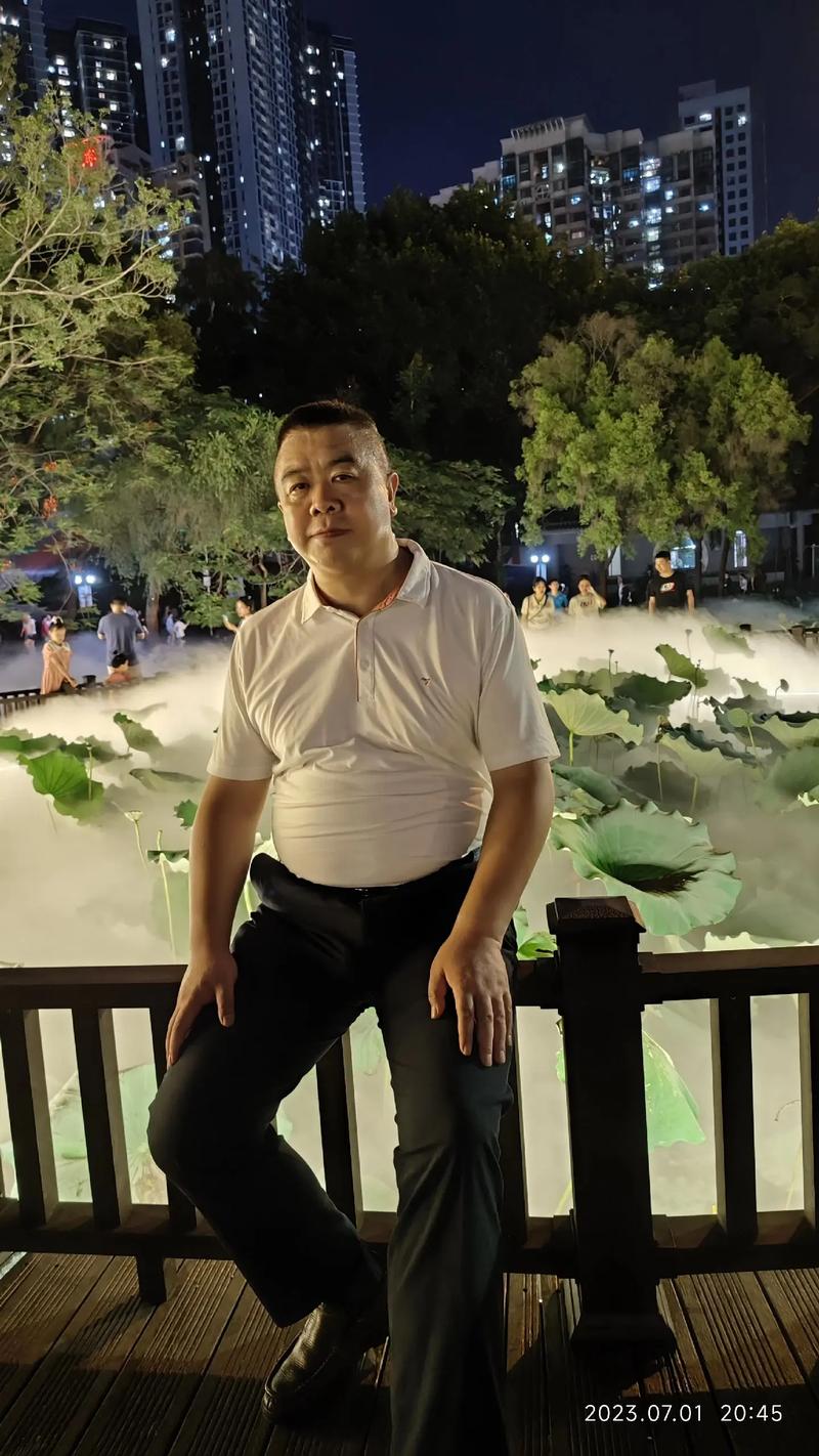 60岁男士照片大全_60岁男士照，见证岁月变化与人生气质