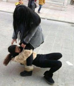 女人打架搞笑图片_搞笑女斗图，又拽又好笑