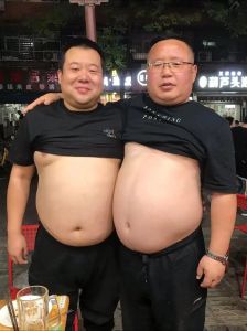 肚子大的照片搞笑图_搞笑鼓鼓肚子动图，让人一看就想笑