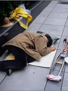 搞笑乞丐拿碗的图片_乞丐笑称虽穷心态好，破碗引共鸣