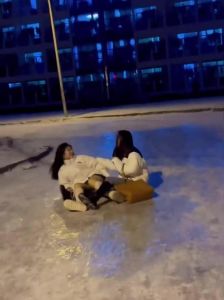 雪天摔跤搞笑图片_雪天路滑摔跤照太逗，笑翻天！