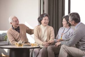适合中老年人的图片_中老年看图选温馨，手拉手散步老夫妻