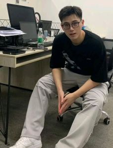 帅气男生同一个人多张照片_帅哥生活照100张，真实又青春！