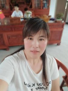 图片中年_自然大方，风景温馨