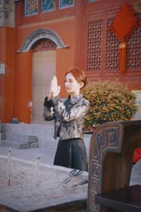 禅意女子拜佛图片唯美_姑娘石上磕头拜佛像，莲花座前显宁静