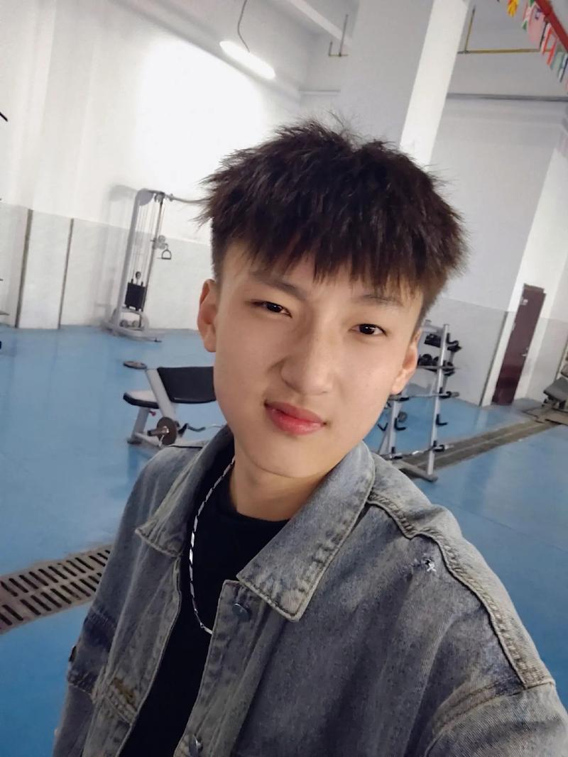 17岁男孩照片帅气10张_10位帅气17岁小男生，青春活力超吸睛！