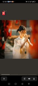 女人一心向佛图片唯美_姑娘拜佛祈愿，时光静谧禅意浓