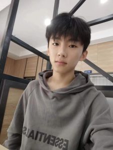 高中男生帅气10张照片_10张阳光帅气高中生高清美图！