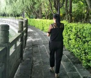 中年大妈背影图片_100张中老年背影照，每张背后都有故事