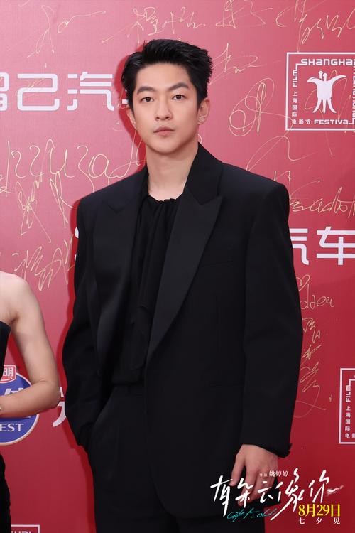 屈楚萧黎梵本人照片_屈楚萧黎梵张佳宁照片曝光，娱乐新闻采访粉丝热议，你最喜欢哪张？