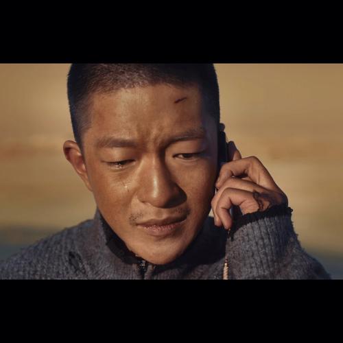 屈楚萧剧照_屈楚萧休闲照阳光青春，剧照适合做海报，吸引眼球，让人期待电影！